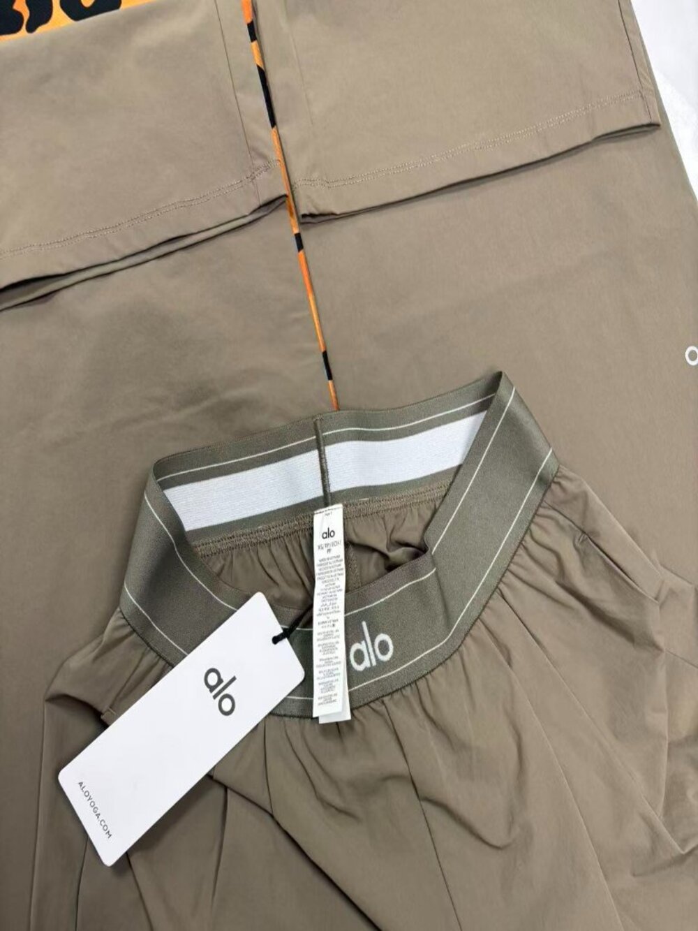 Brand new Alo Yoga Suit Up Trouser Olive🍃regular fit 30-inch inseam length 🖤 - Picture 6 of 9